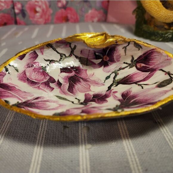 DECOUPAGE CLAM SHELL DECOUPAGE PURPLE FLOWERS ON A CLAM SHELL TRINKET DISH - Picture 6 of 9